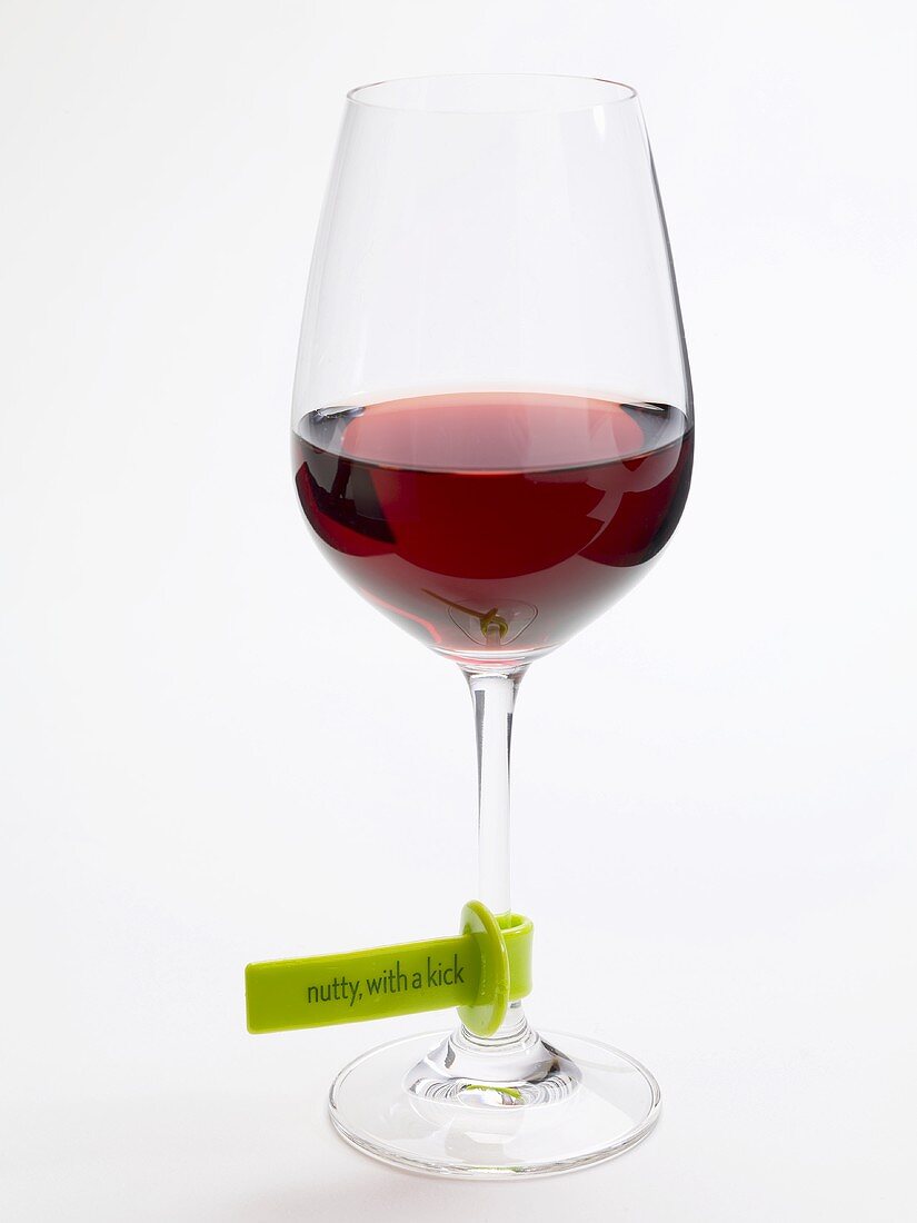 Rotweinglas mit Plastiketikett (Weinbeschreibung)