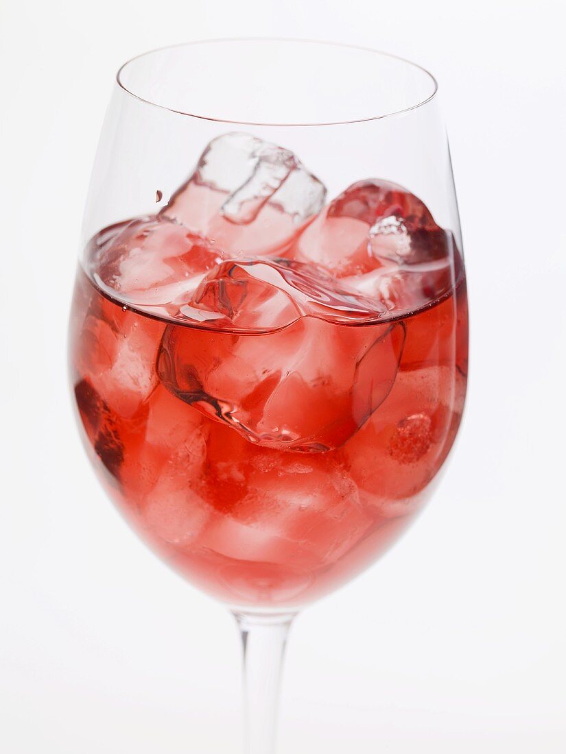 Glas Rosewein mit Eiswürfeln