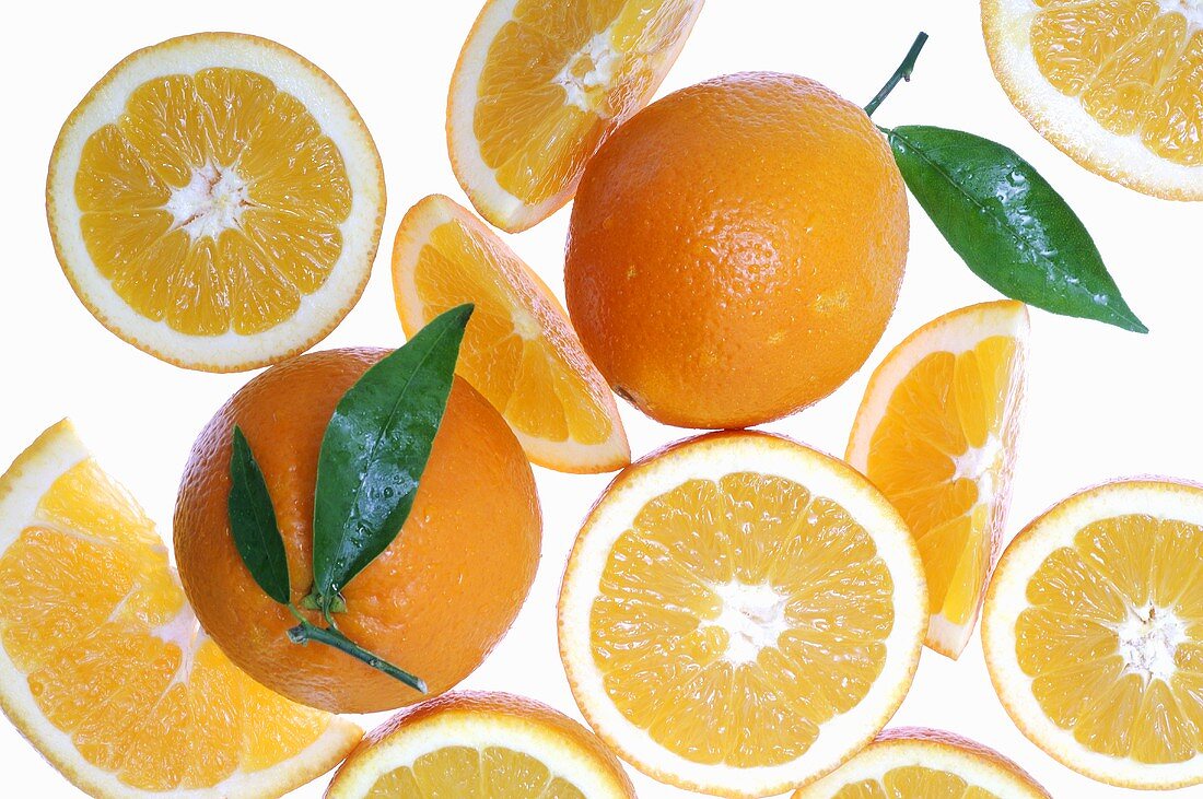 Orangen, ganz, halbiert und Schnitze