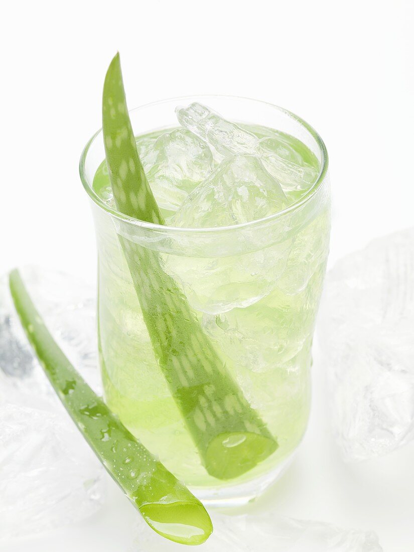 Aloe-Vera-Saft mit Eiswürfeln