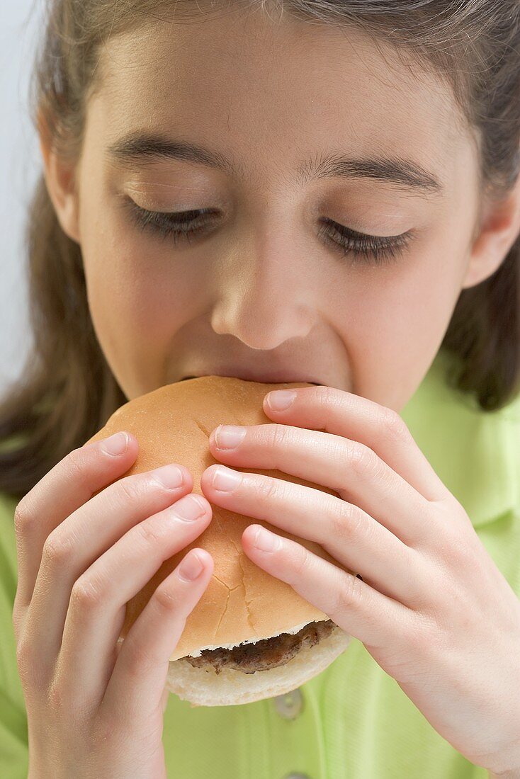 Kleines Mädchen isst Hamburger
