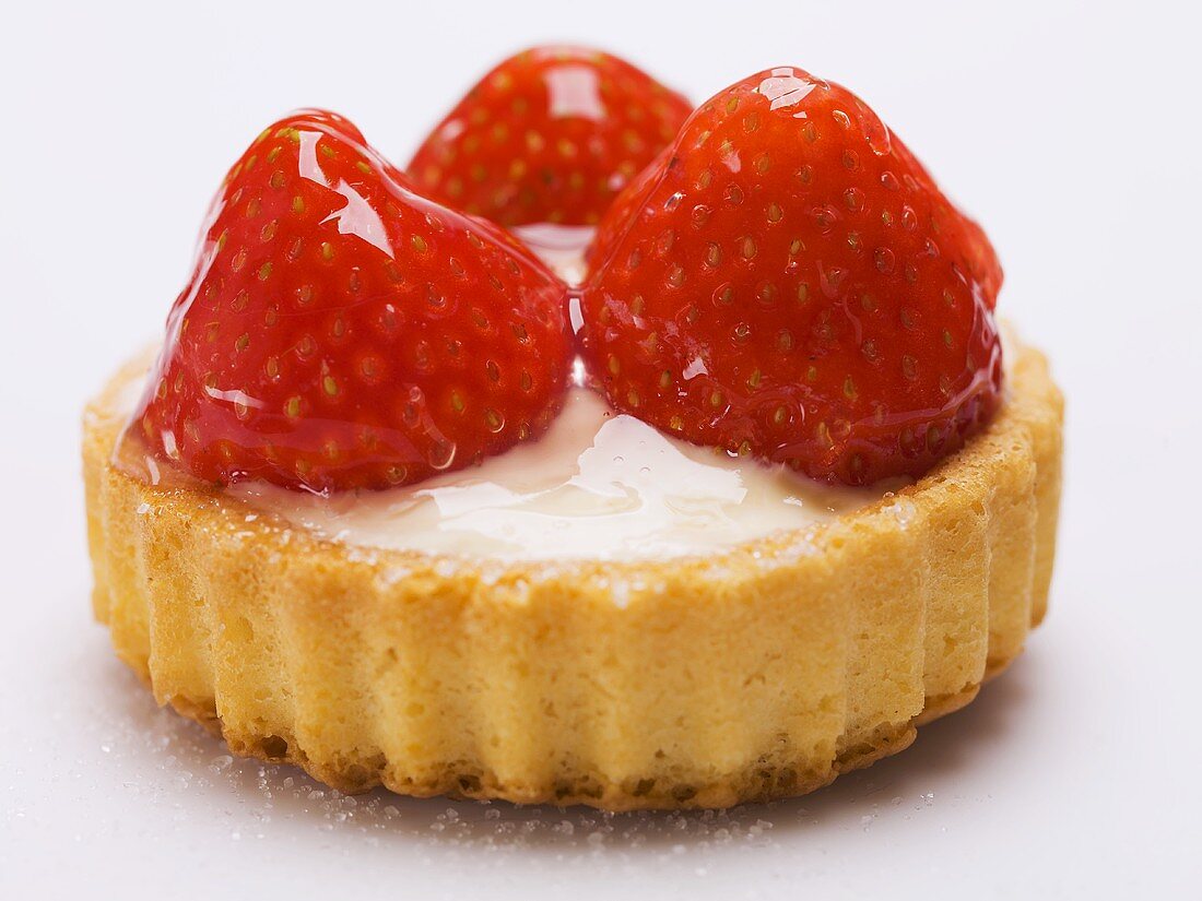 Individual strawberry flan with custard filling