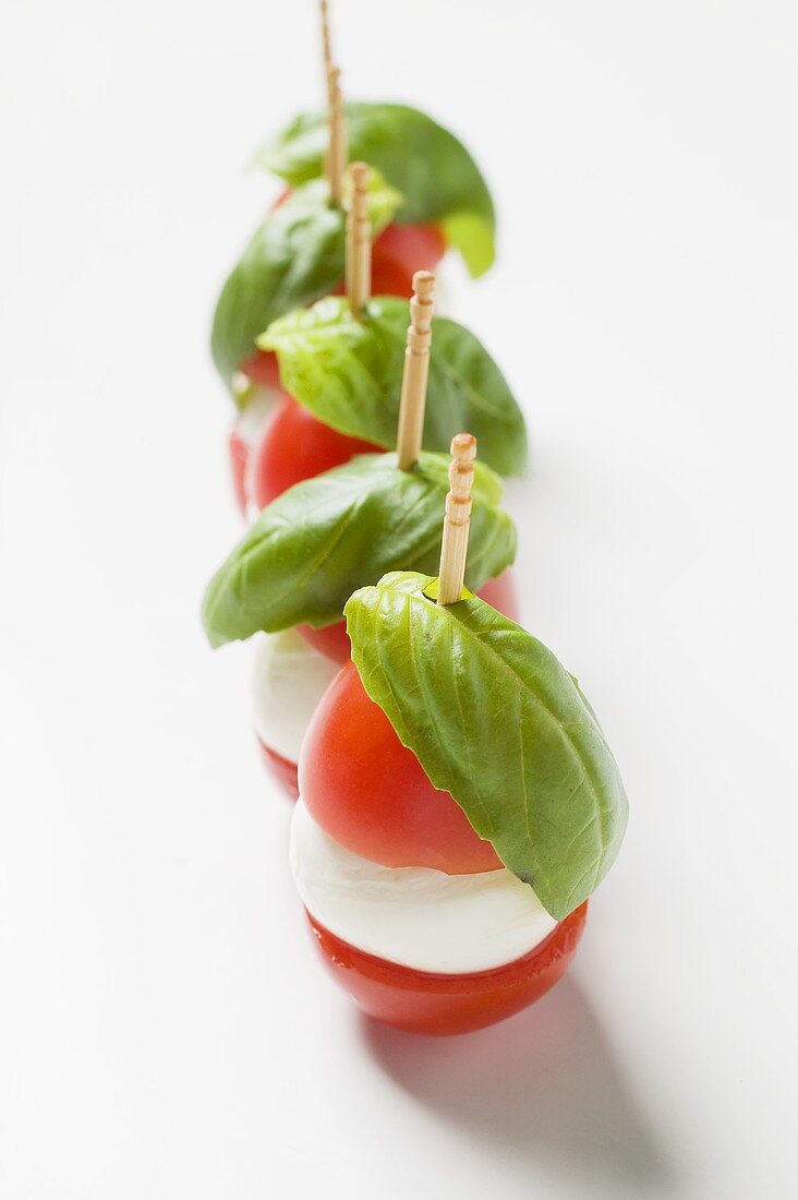 Tomaten-Mozzarella-Spiesschen mit Basilikum