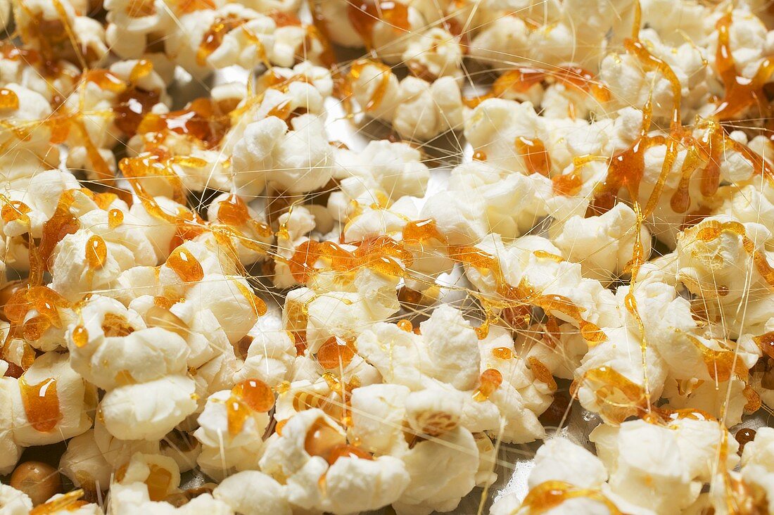 Popcorn mit Karamell (bildfüllend)