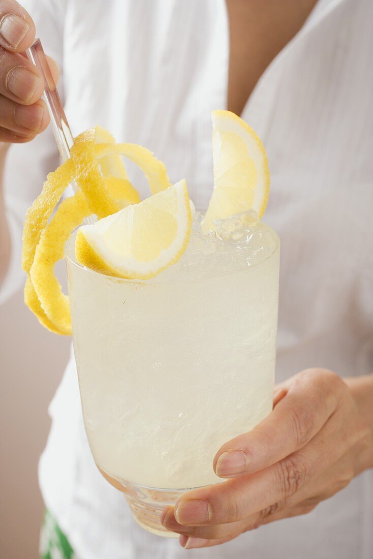 Frau hält ein Glas Limonade