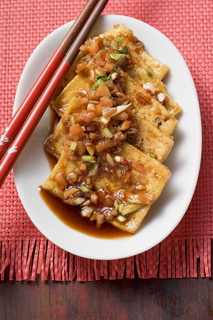 Marinierter Tofu mit Knoblauch (Asien)