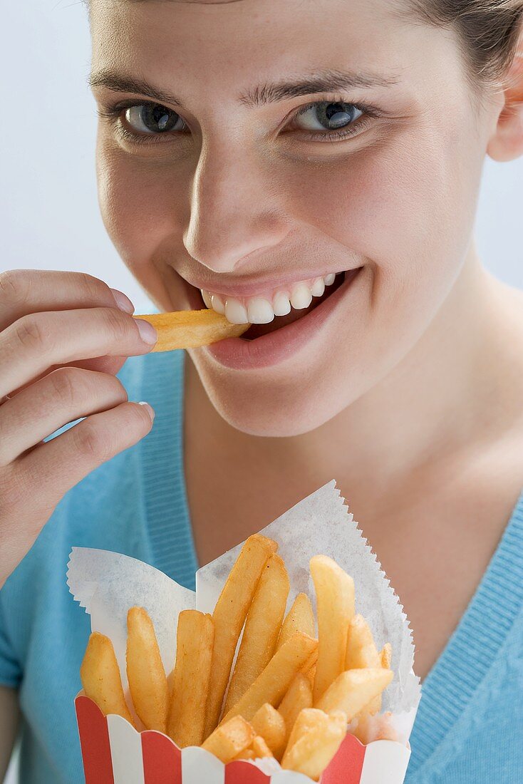 Young woman eating chips