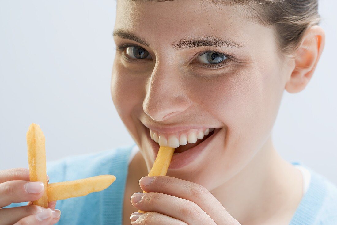 Young woman eating chips