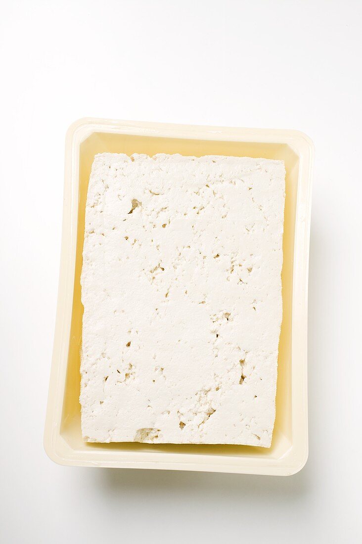 Tofu in Plastikschale (Draufsicht)