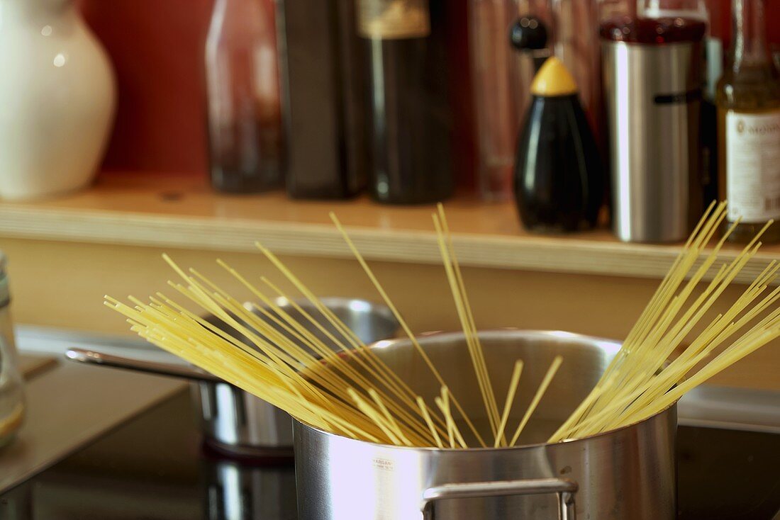 Spaghetti im Kochtopf am Herd