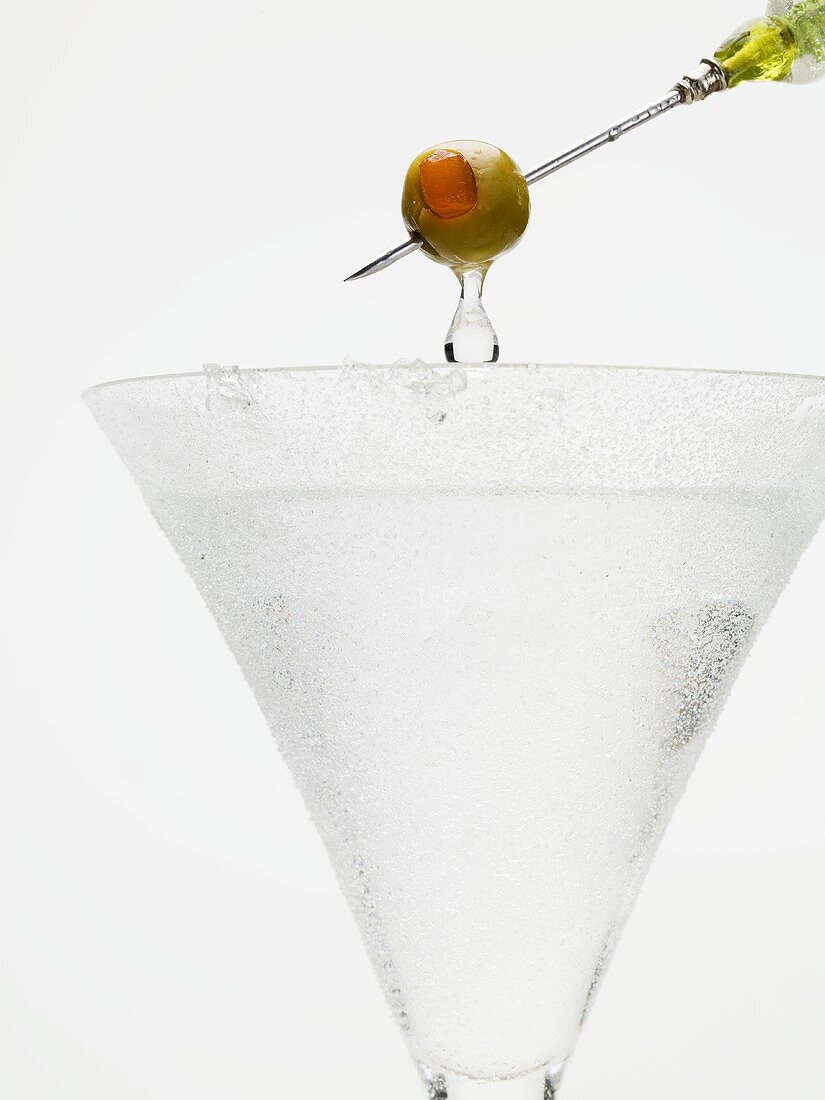 Martini mit Olive auf Spiesschen