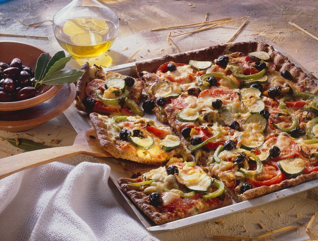 Bunte Gemüsepizza mit Oliven vom Blech