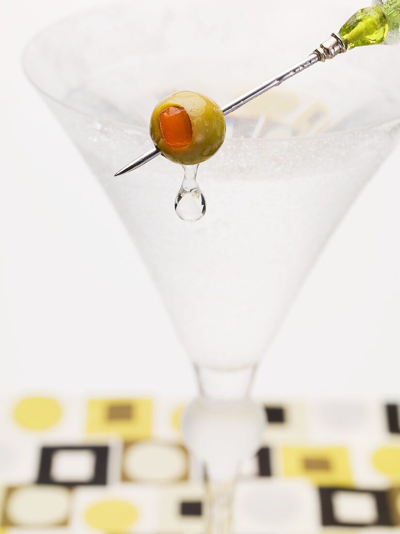 Martini mit Olive auf Spiesschen