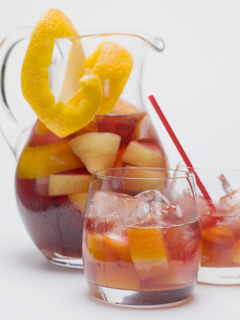 Fruchtige Rotweinbowle in Glaskrug und Gläsern