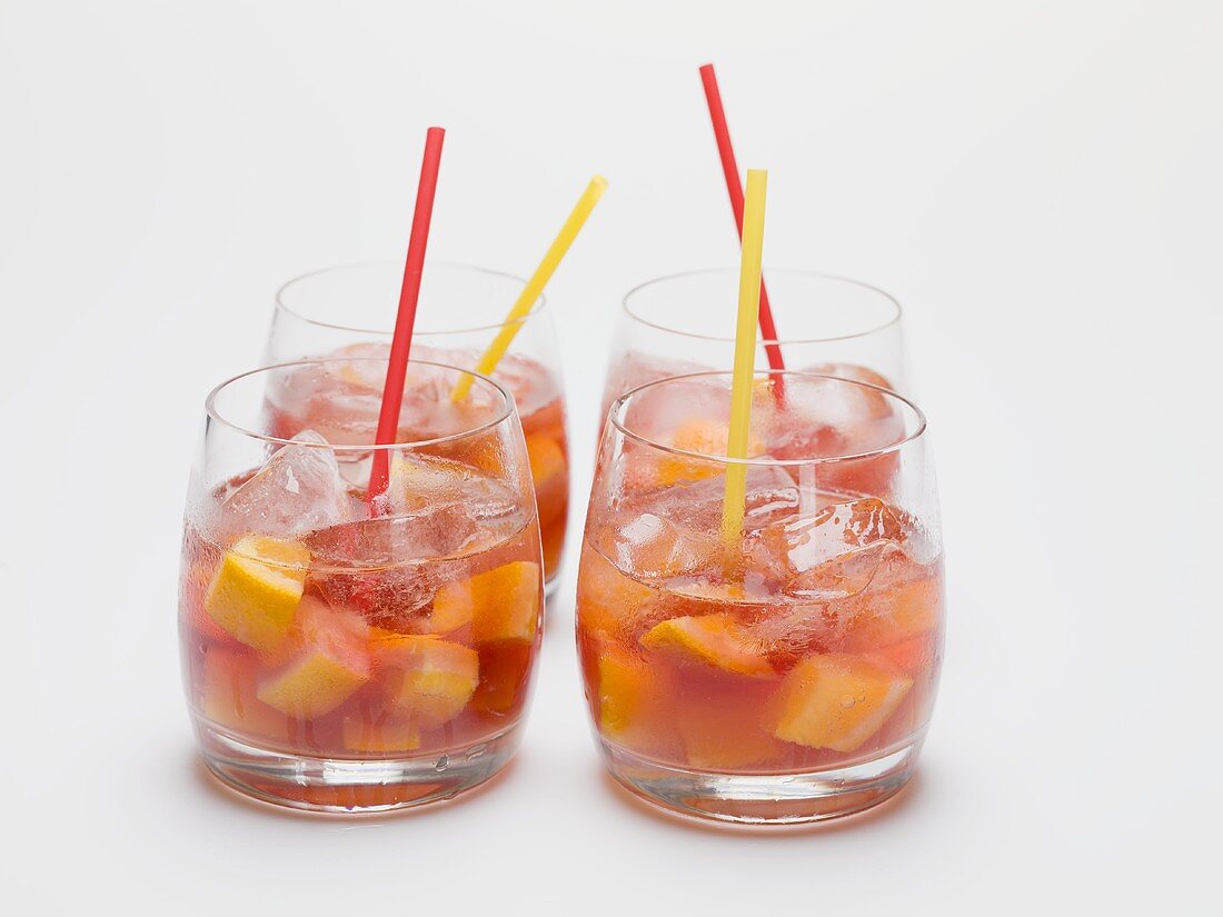 Fruchtige Rotweinbowle in vier Gläsern