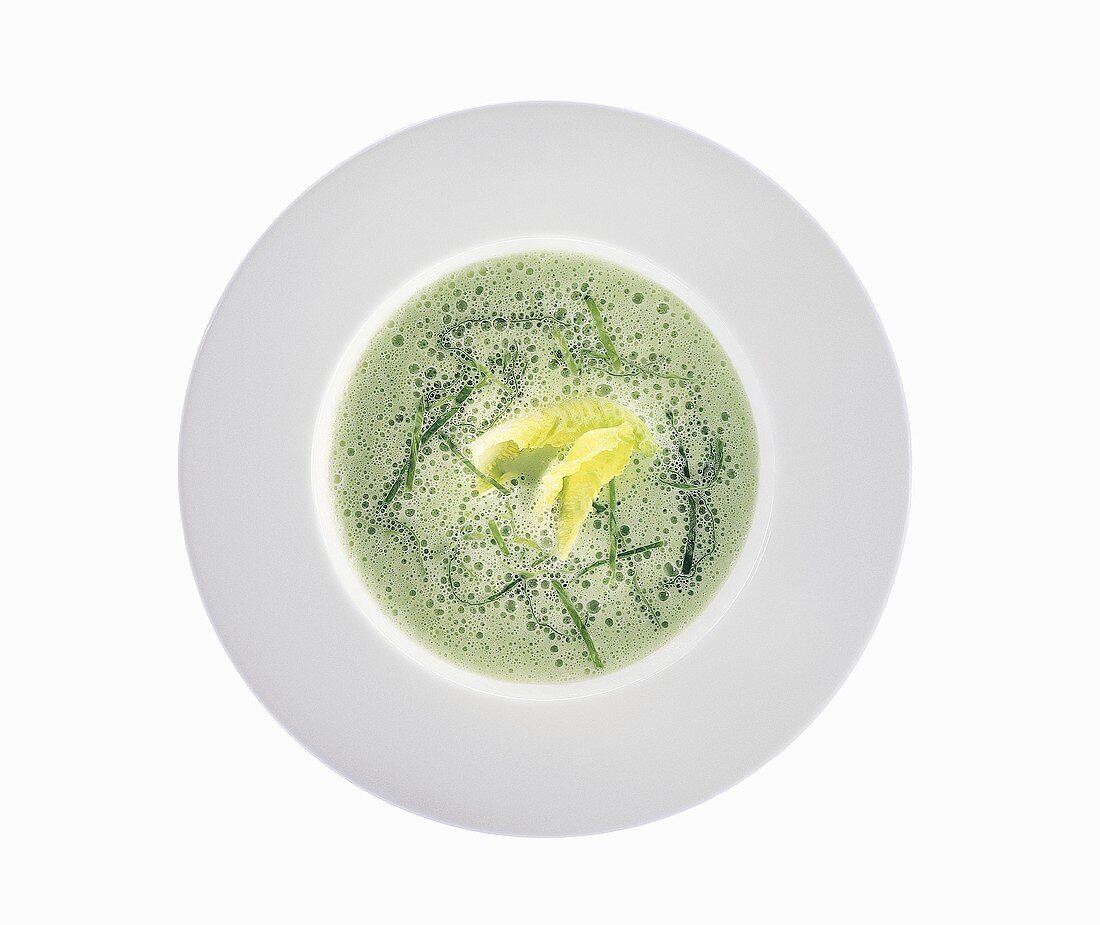 Erbsencremesuppe mit Romanasalat (Draufsicht)