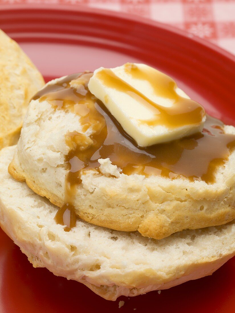 Biscuit mit Butter und Gravy (Beilage, USA)