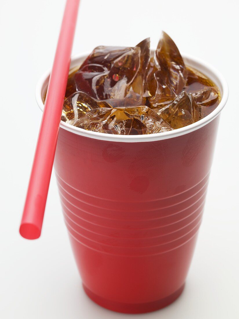 Cola mit Eiswürfeln im Plastikbecher