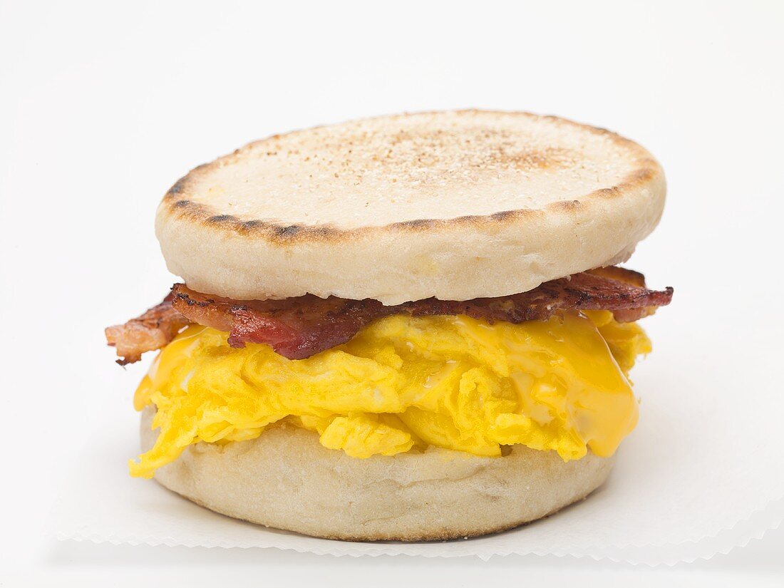 English Muffin mit Bacon, Rührei und Käse