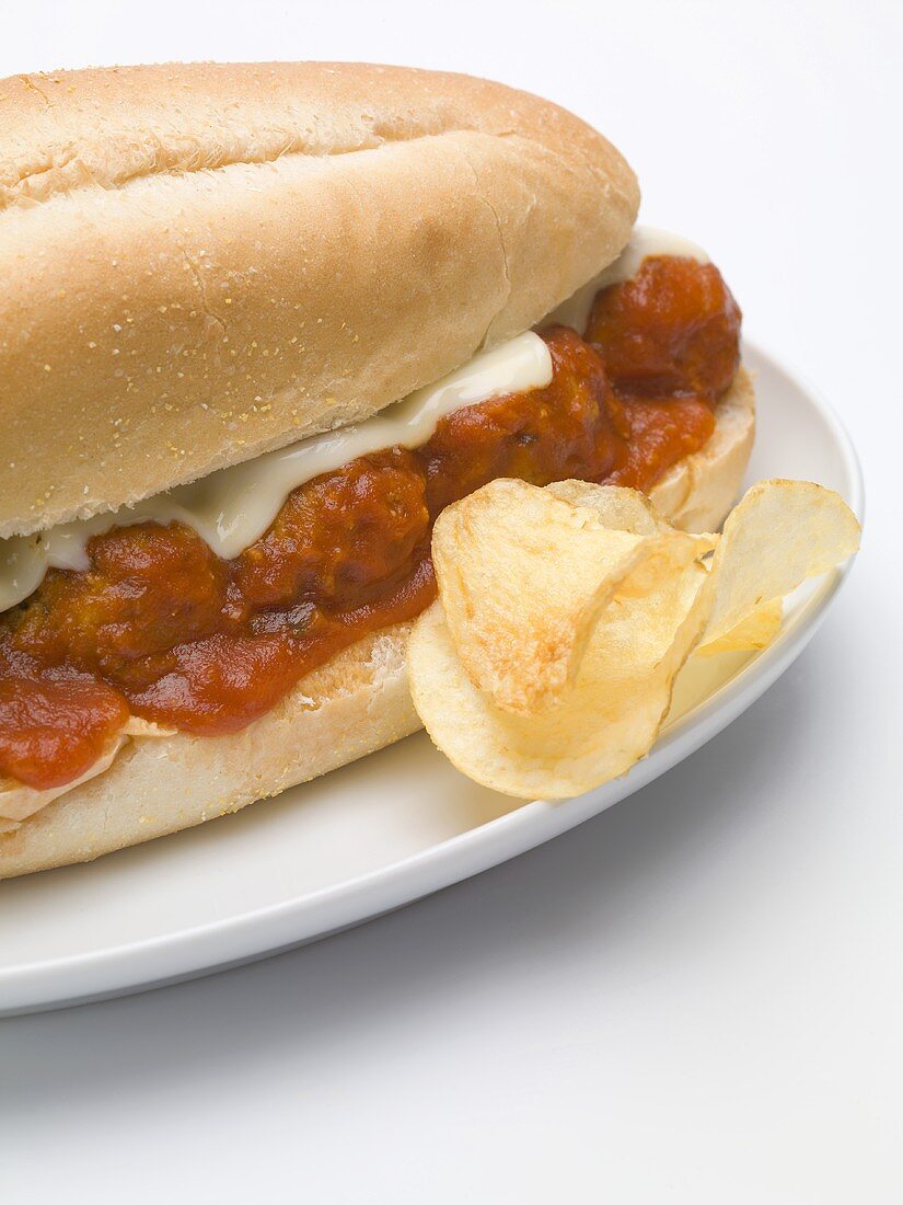 Sub-Sandwich mit Hackbällchen, Tomatensauce, Käse und Chips