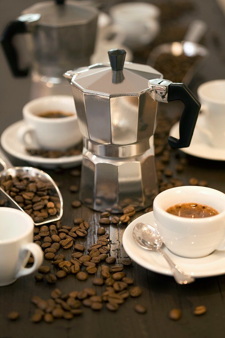 Espressomaschine, Espressotassen und Kaffeebohnen