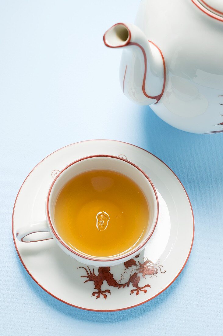 Tee in asiatischer Tasse und Kanne