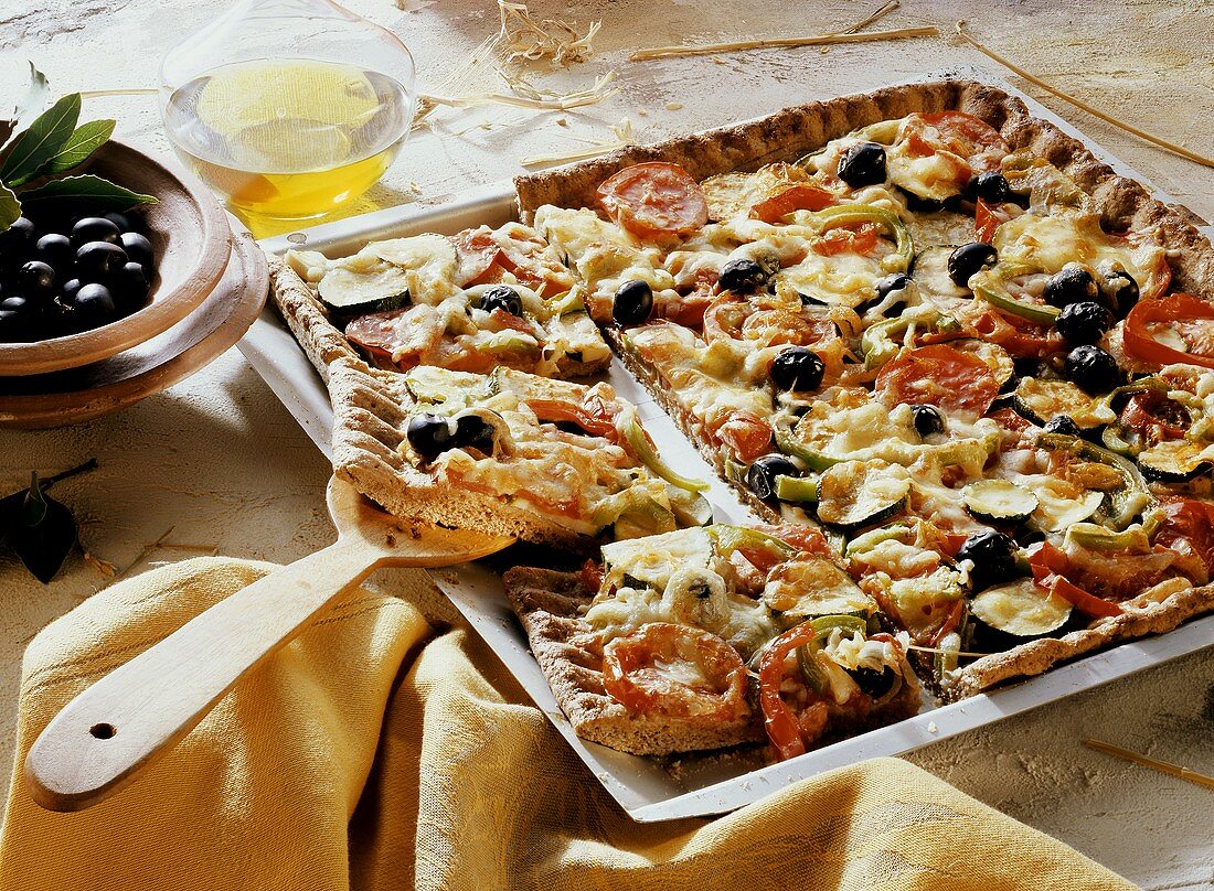 Bunte Gemüsepizza mit Oliven vom Blech