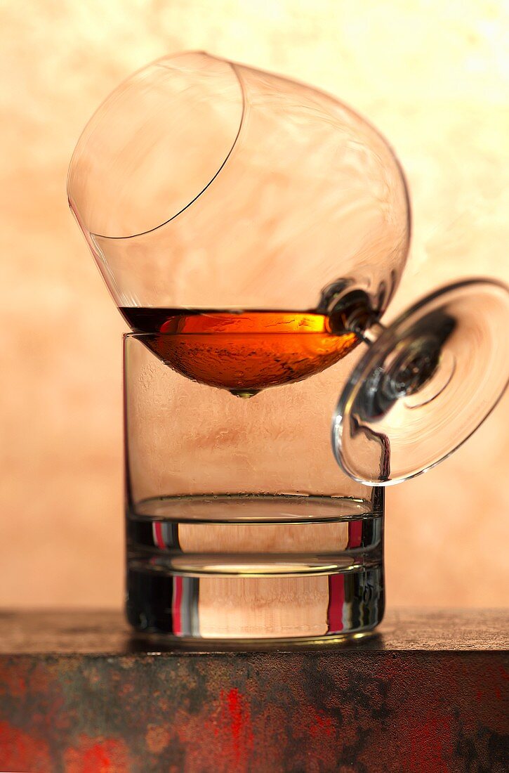 Glas Brandy auf einem anderen Glas