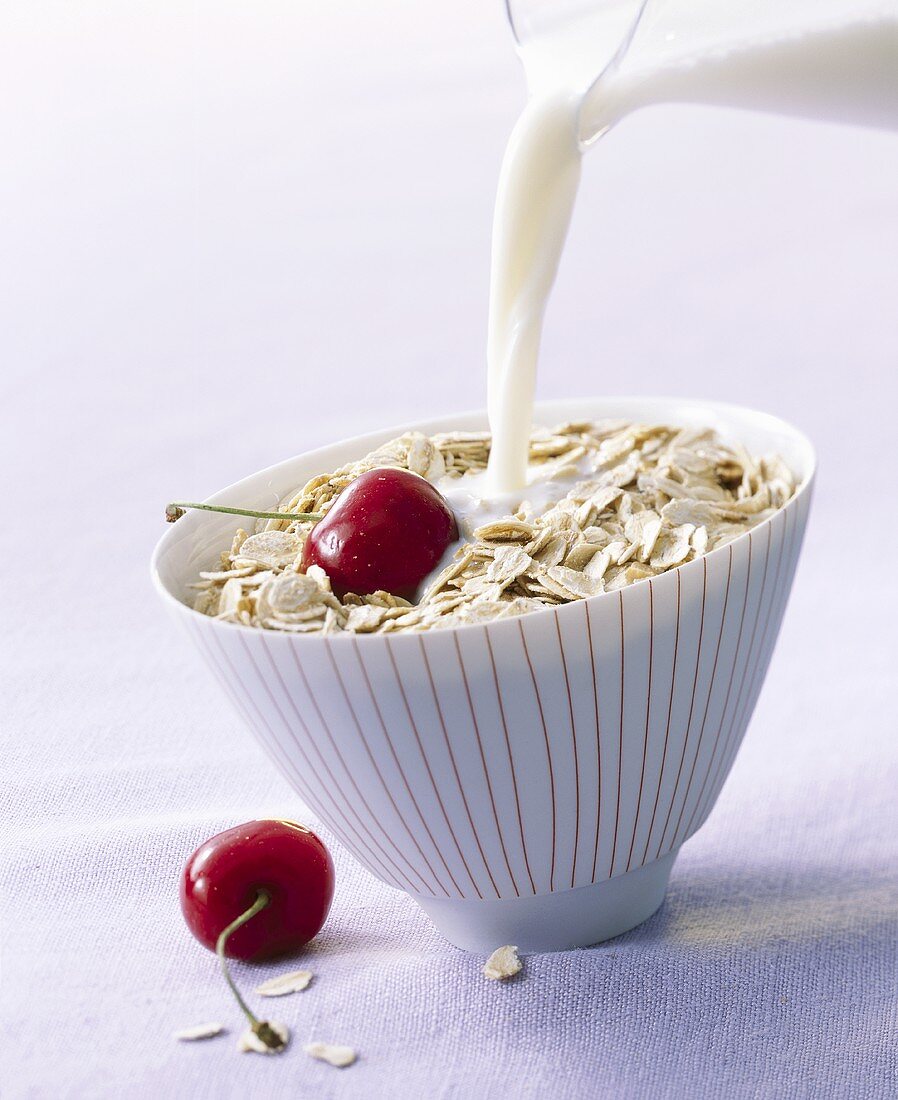 Haferflocken mit Milch übergiessen