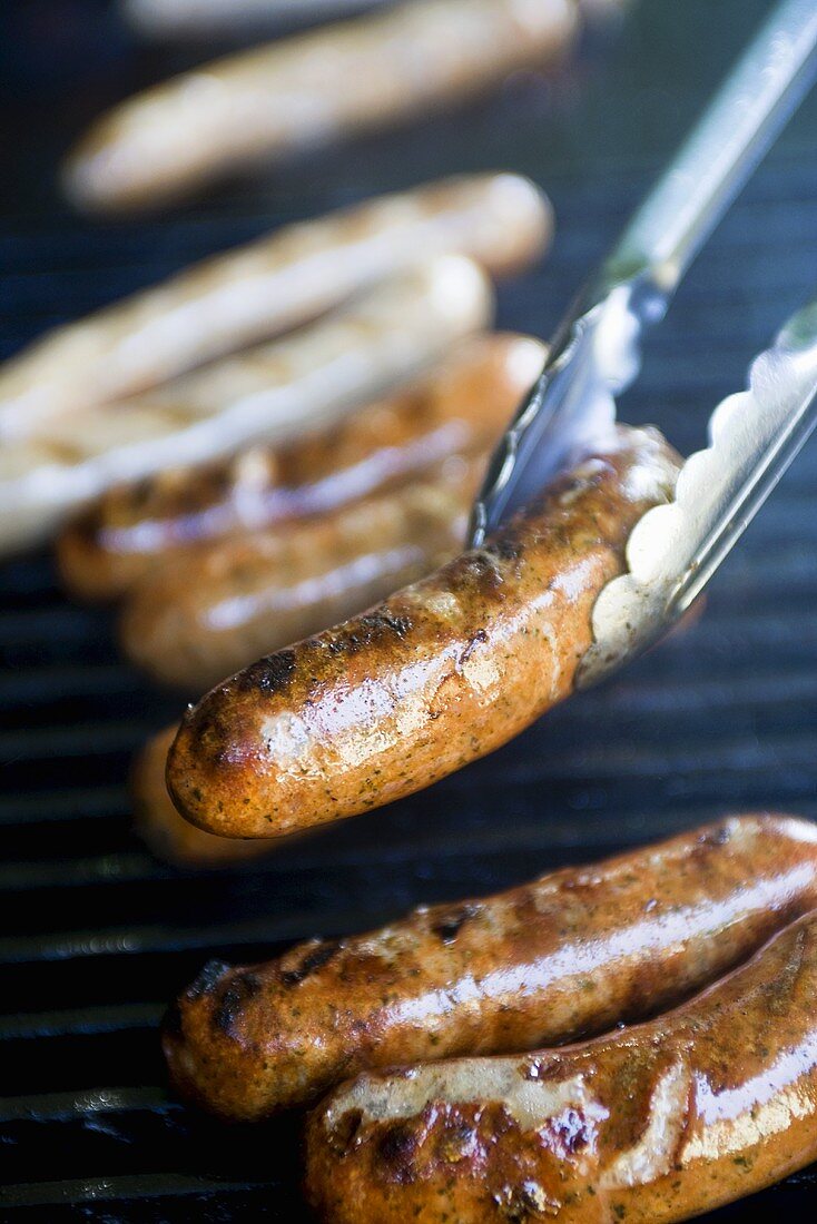 Würstchen auf dem Grill (Nahaufnahme)