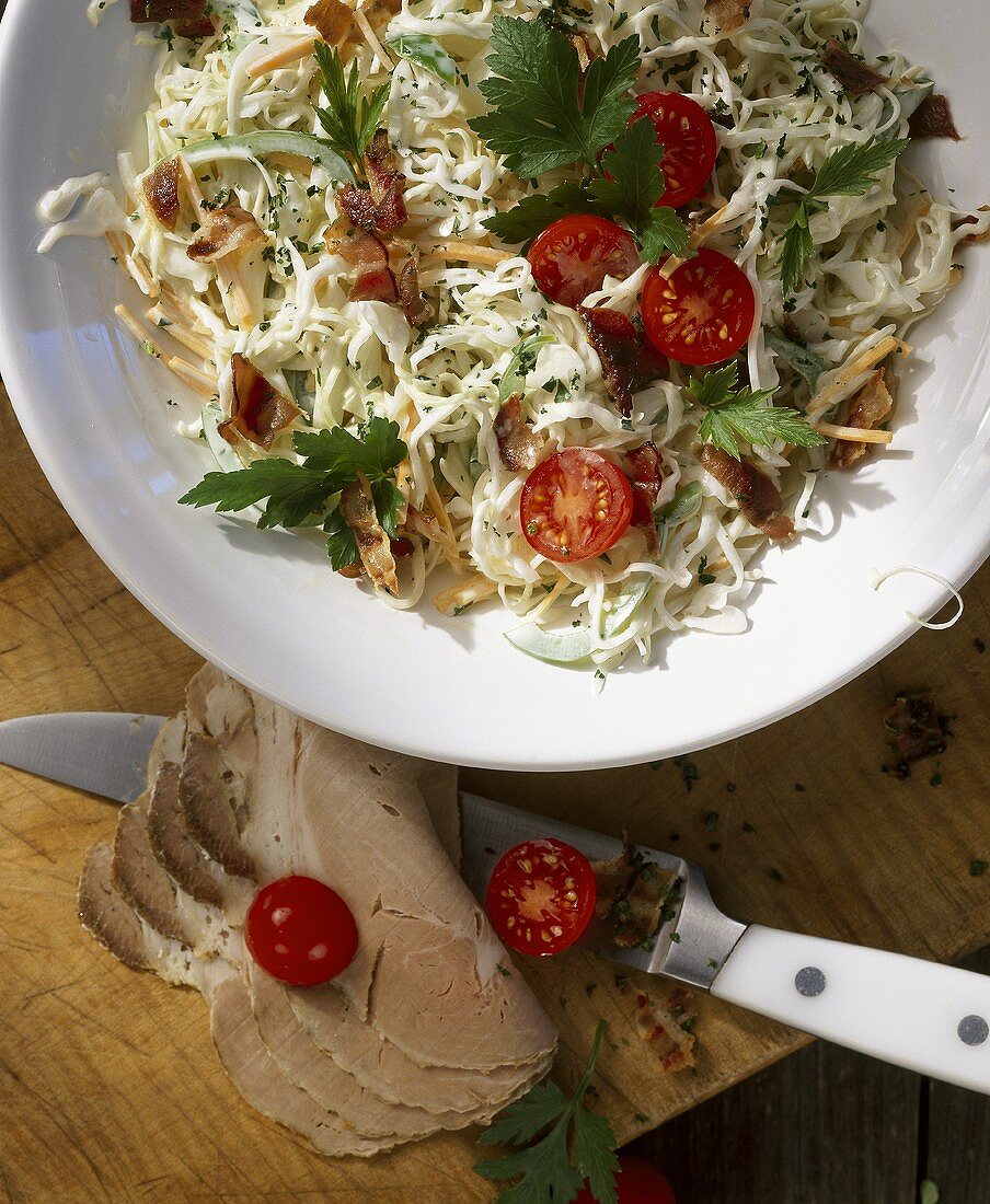 Krautsalat mit kaltem Schweinebraten