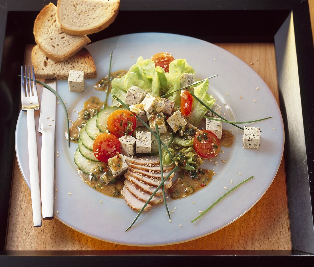 Salat mit Tofu und gebratener Hühnerbrust