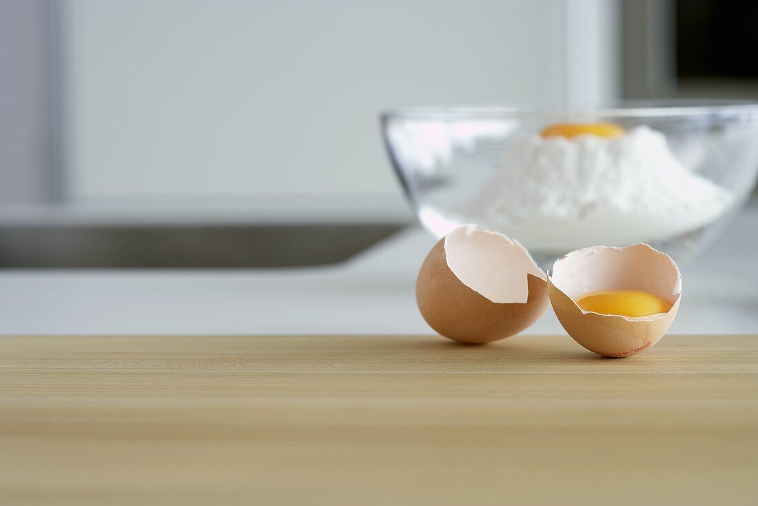 Aufgeschlagenes Ei, Glasschüssel mit Mehl und Ei