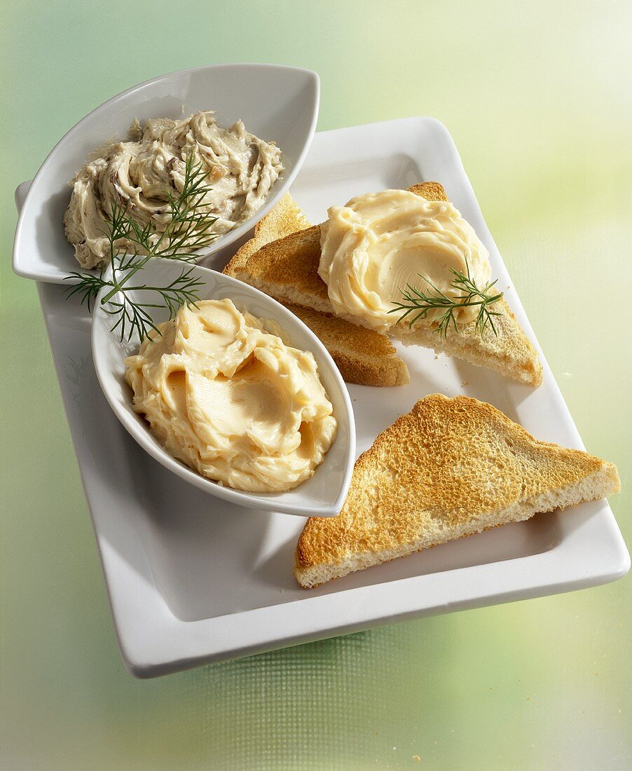Sardellen-Butter und Lachskaviar-Butter mit Toast
