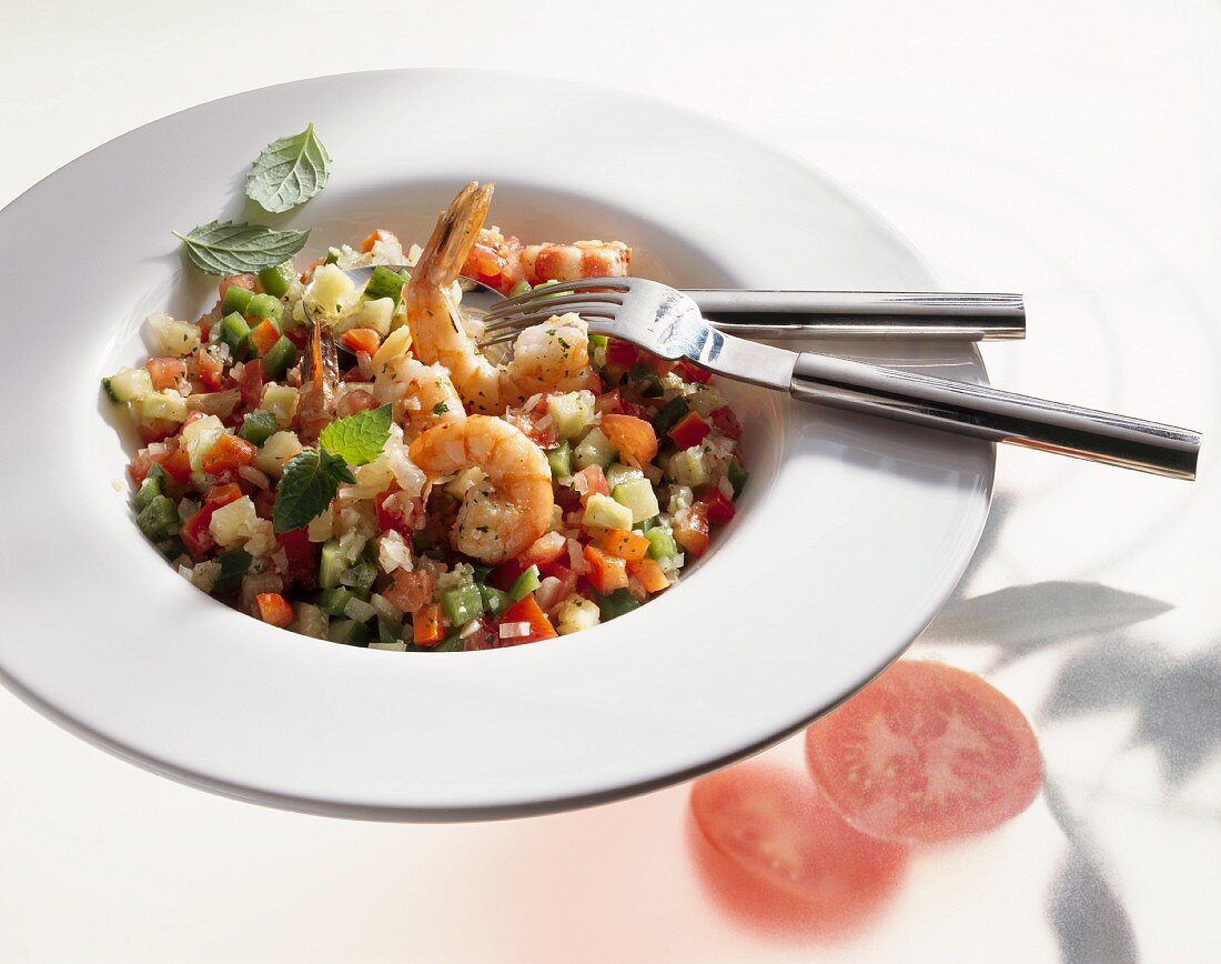 Pepper and tomato salad with prawns