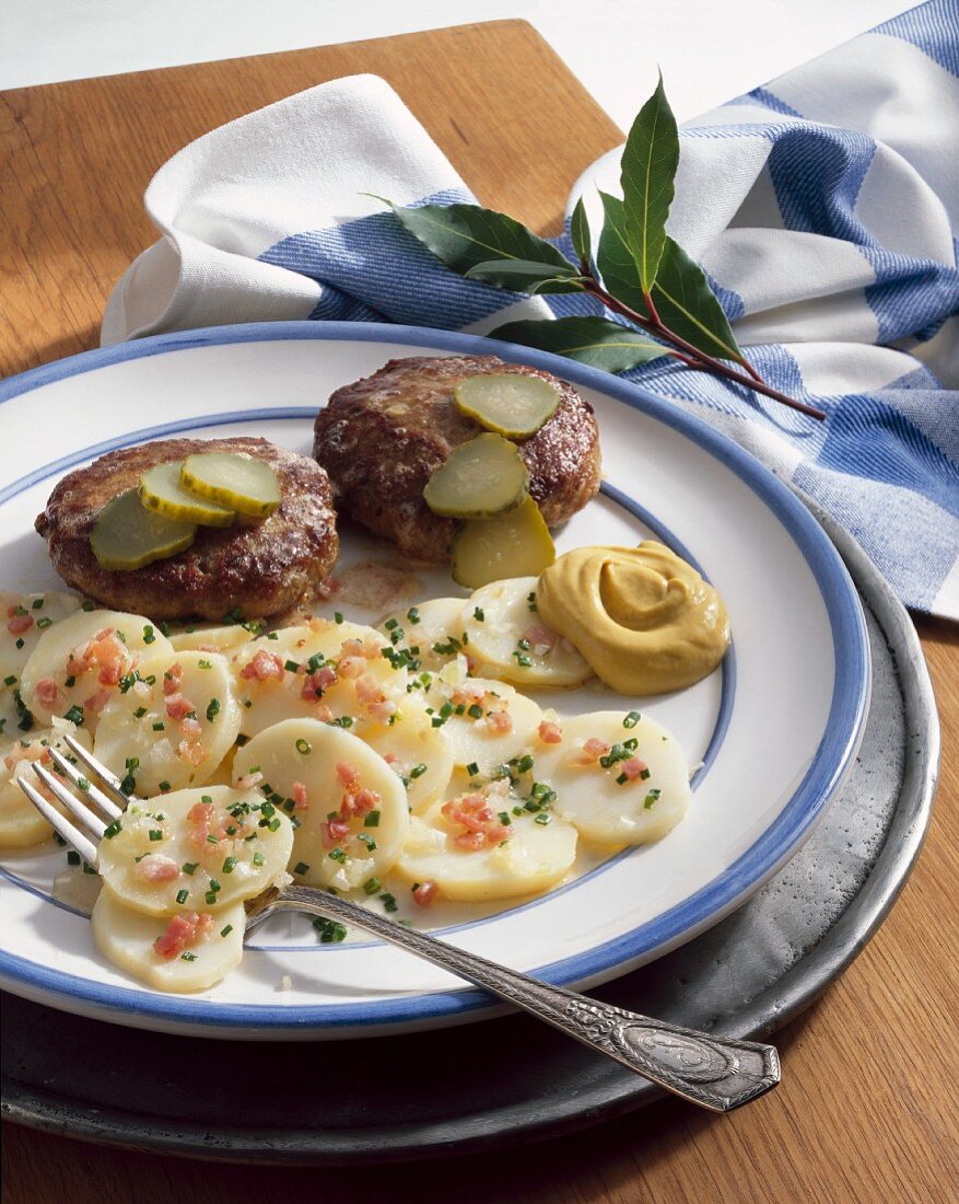 Frikadellen mit Kartoffel-Specksalat