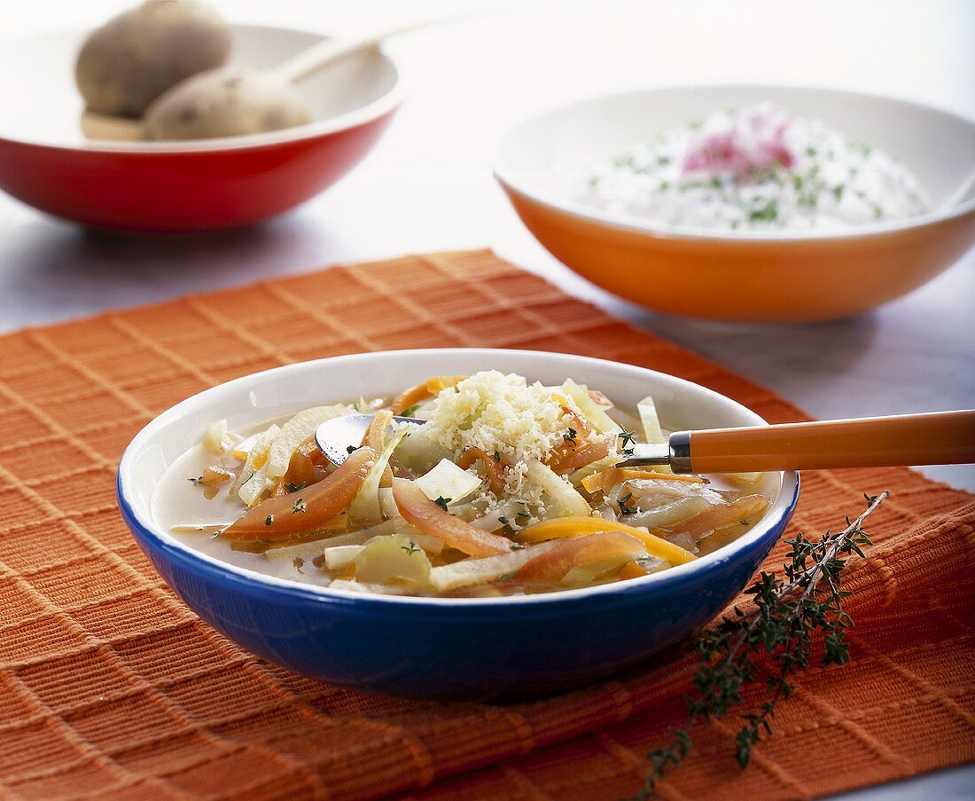 Spargelsuppe mit Gemüse und Flusskrebsen