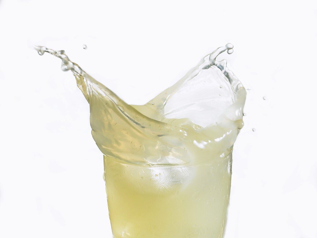 Limonade spritzt aus dem Glas