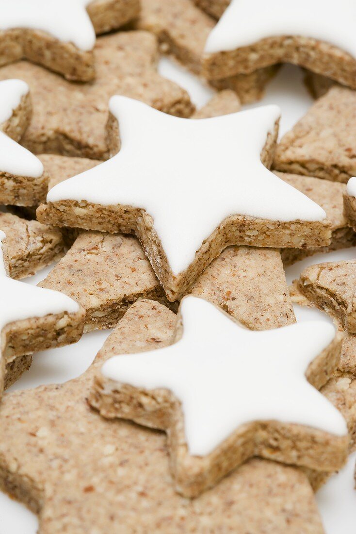 Cinnamon stars with and without icing (close-up)