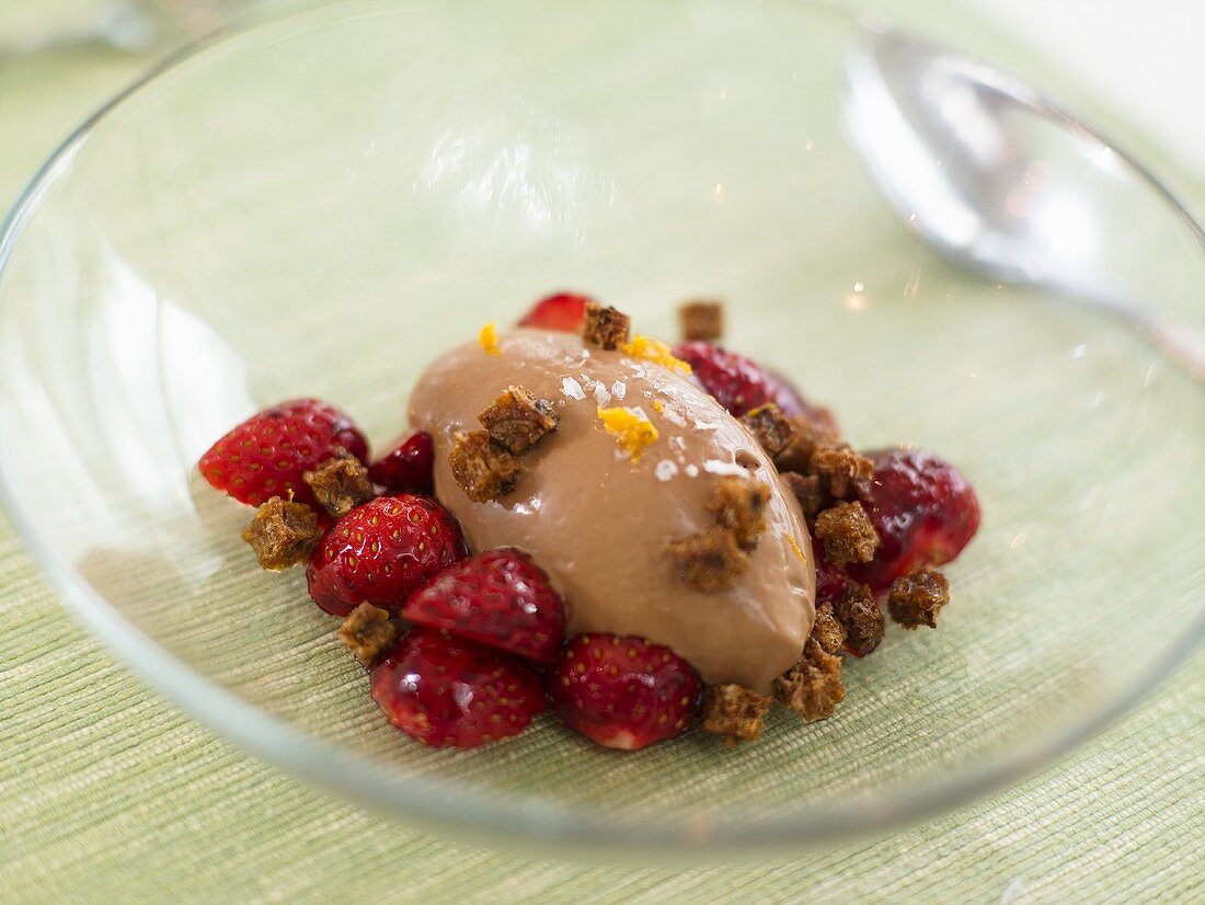 Schokoladencreme mit Erdbeeren und Orangensauce