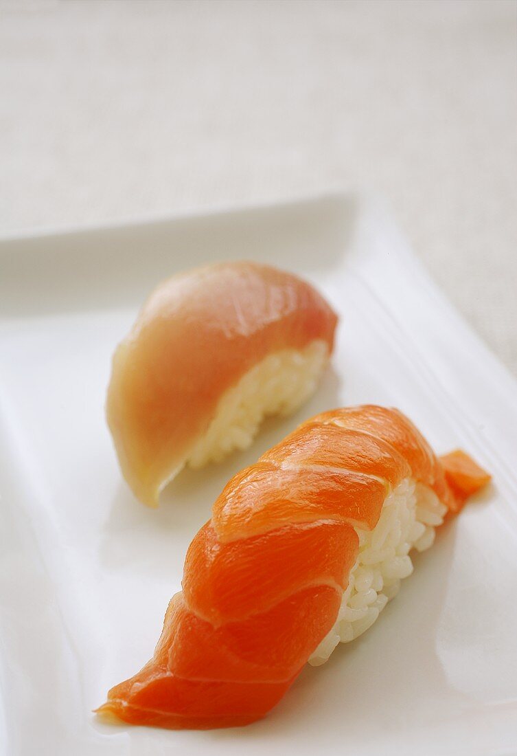 Zwei Nigiri-Sushi mit Lachs und … – Bilder kaufen – 973956 StockFood