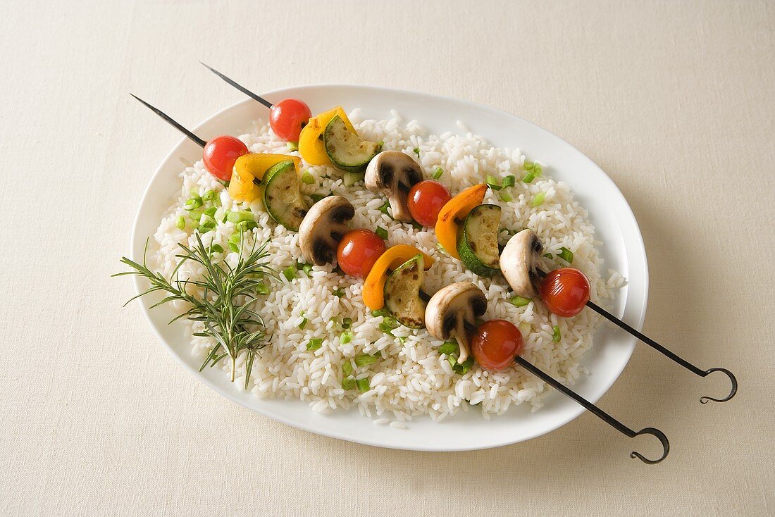 Gemüse-Champignonspiesse auf Kräuter-Reisbett