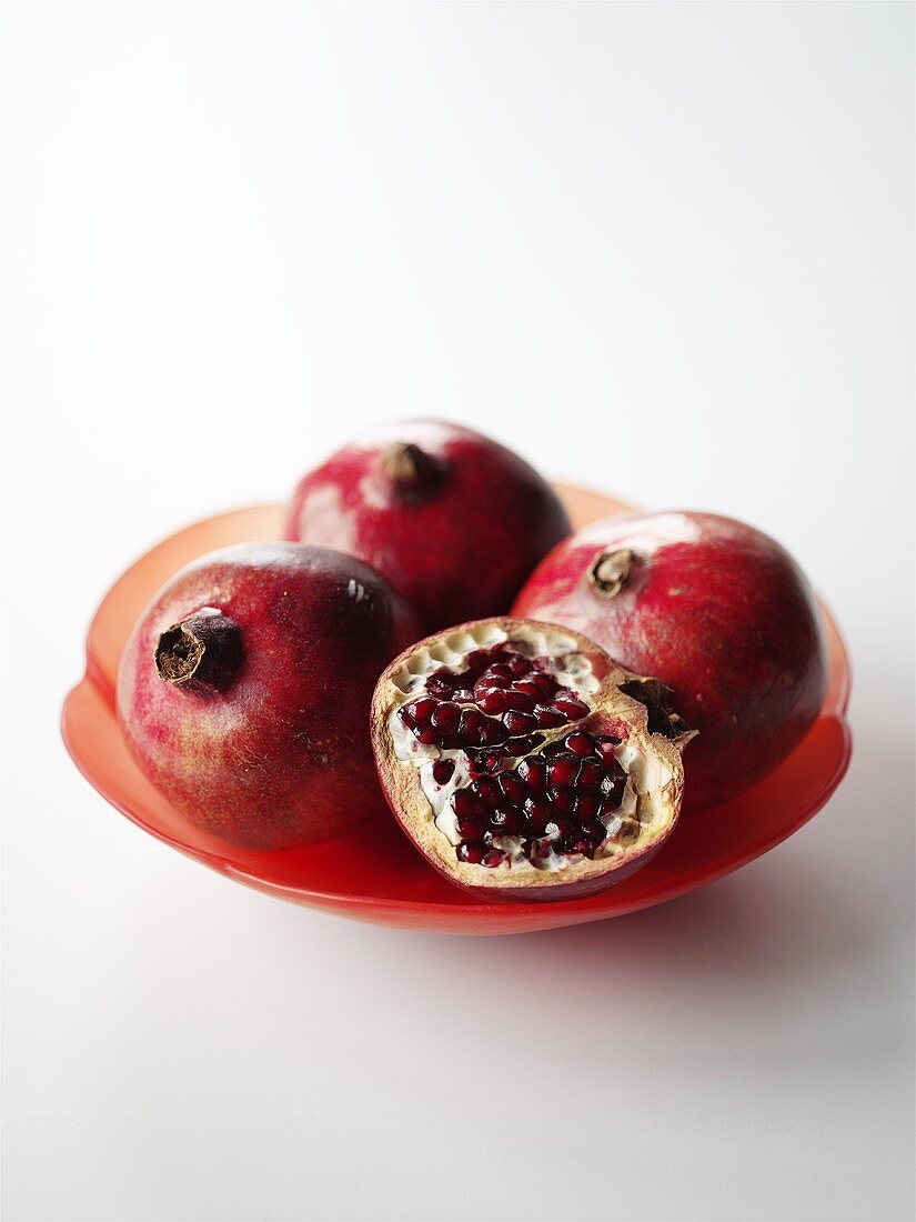 Granatäpfel auf einem roten Teller