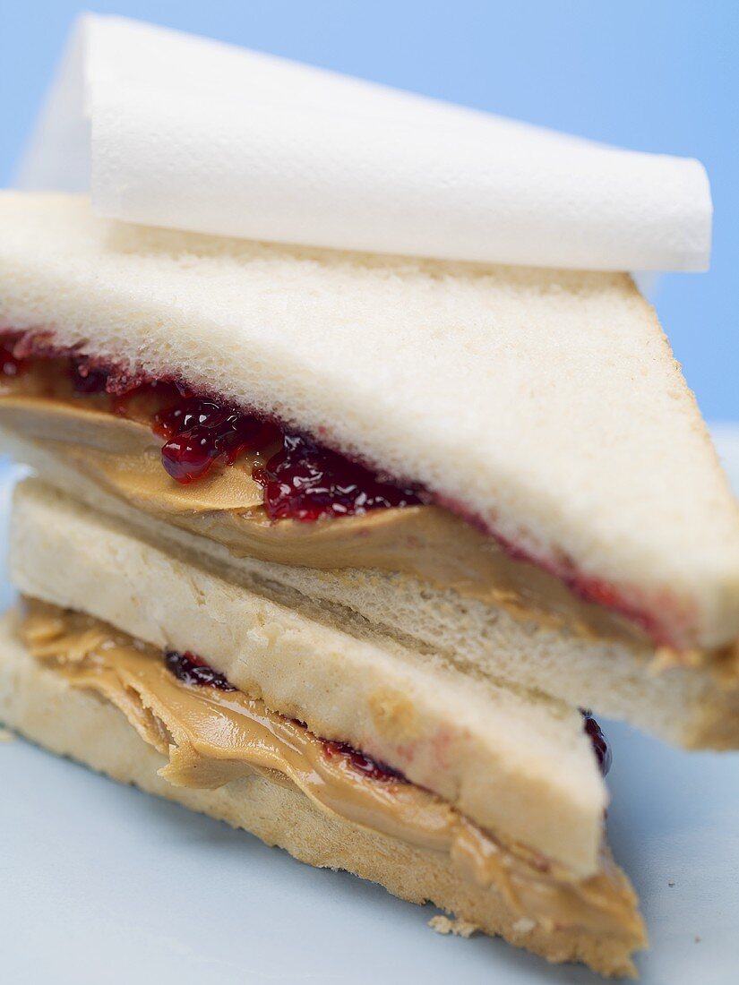 Zwei Sandwiches mit Erdnussbutter und Marmelade