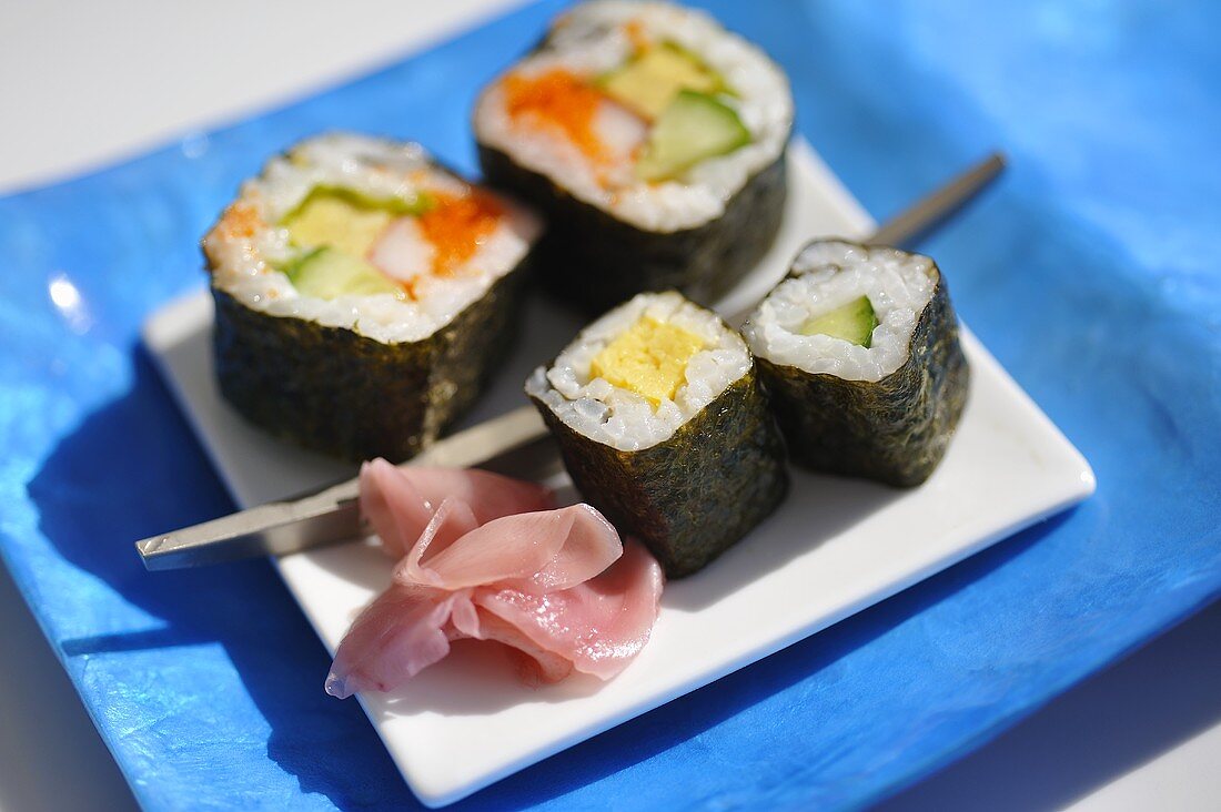Verschiedene Maki-Sushi mit eingelegtem Ingwer