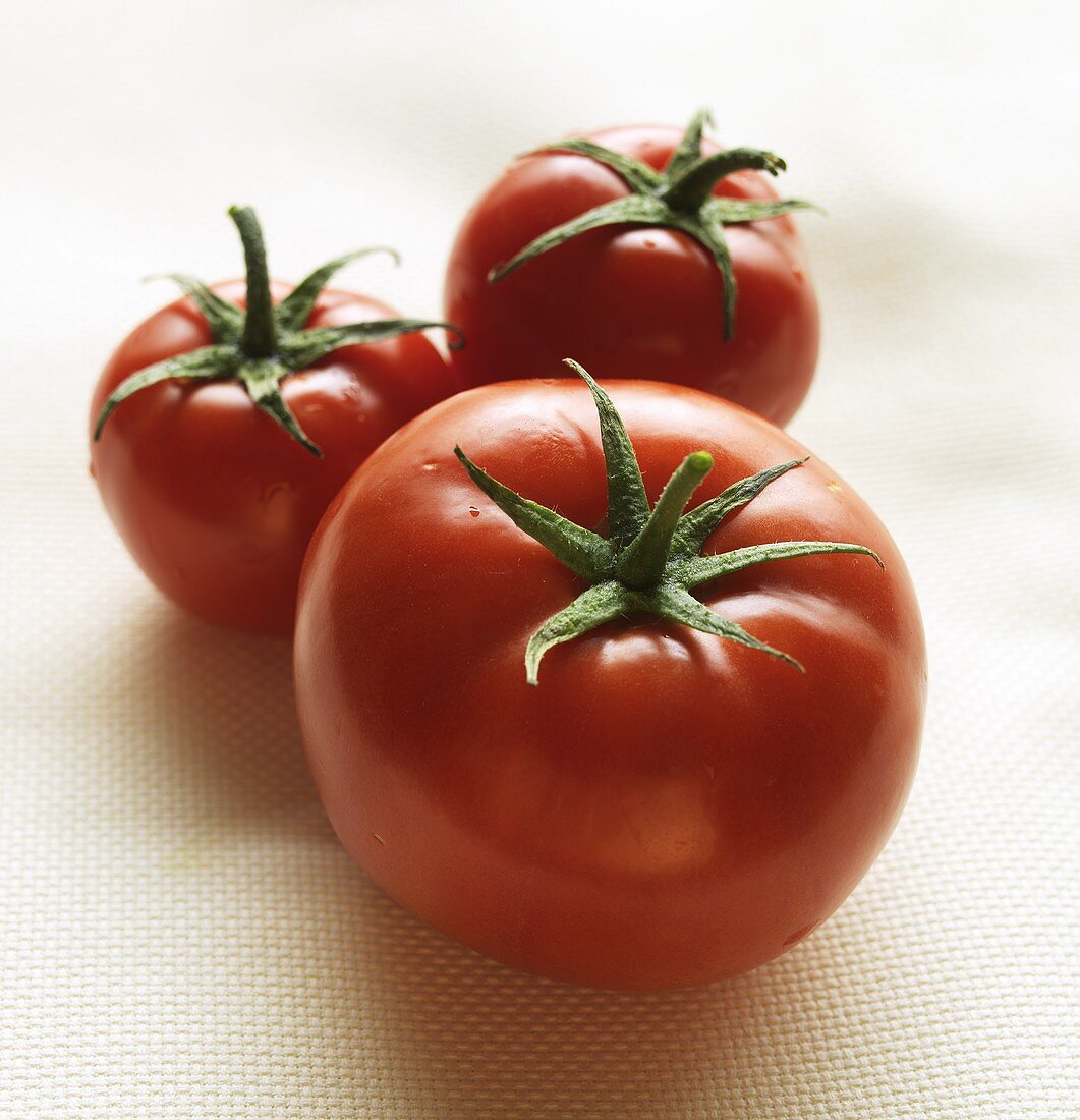 Drei Tomaten verschiedener Grösse