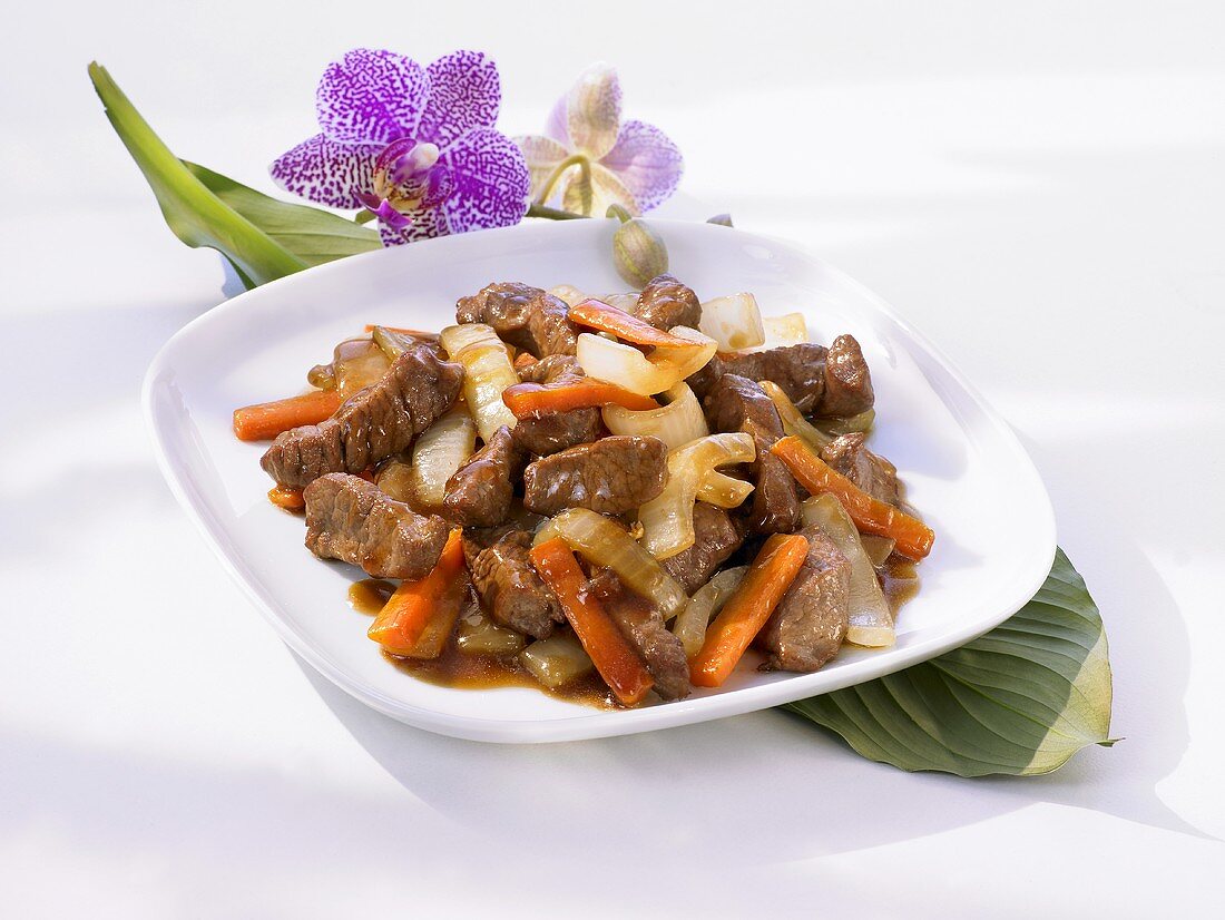 Asiatisch gebratenes Rindfleisch mit Gemüse