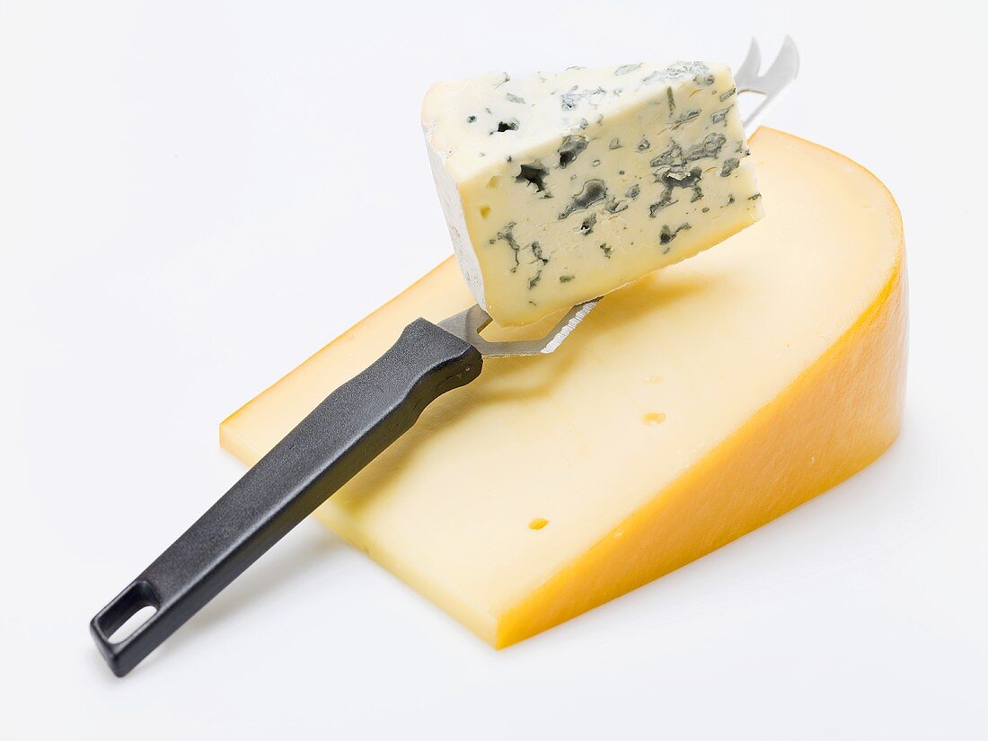 Pieces of Gouda and Gorgonzola with cheese knife