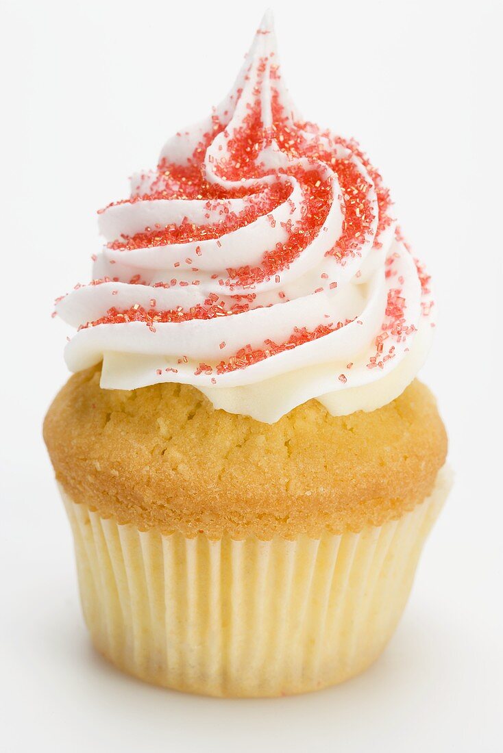 Cupcake mit Sahne und rotem Zucker