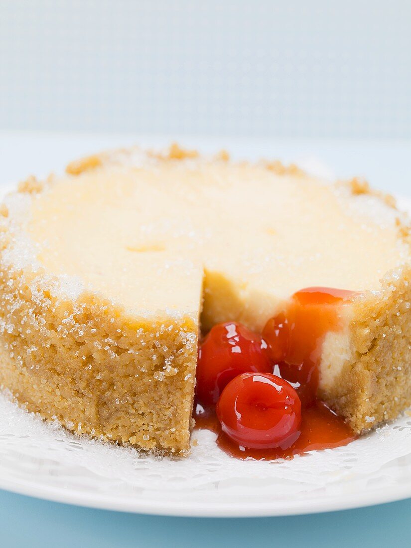 Mini-Käsekuchen mit Cocktailkirschen, angeschnitten